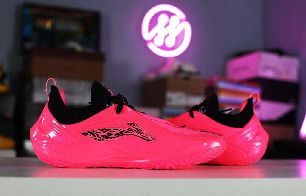Внешнее покрытие Li-Ning JB 4 полностью лишено перфораций. За вентиляцию в ответе лишь язычок