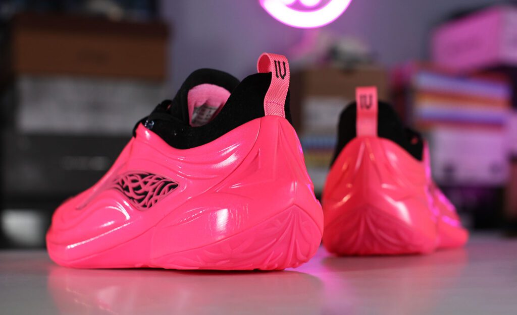 Мощный задник Li-Ning JB 4 намертво фиксирует пятку. Общий уровень фита отличный