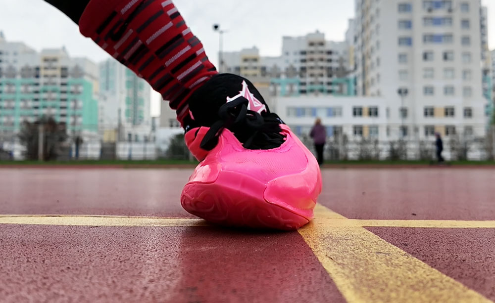 Резкая боковая остановка в Li-Ning JB 4, демонстрирует способность защищать стопу.