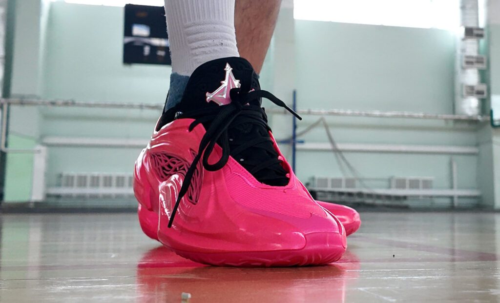 Чувство корта Li-Ning JB 4 ниже, чем у большинства аналогов. Но, в целом, неплохое.