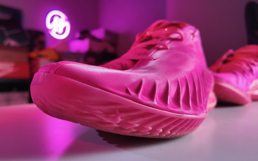 Покатый внешний край кроссовок Nike GT Cut 4 значительно повышает риски травматизации голеностопа во время игры