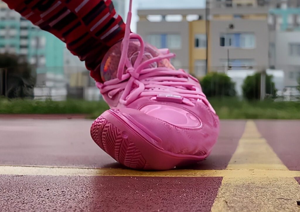 При резких сменах направления в Li-Ning Way Of Wade 12 происходит сход стопы